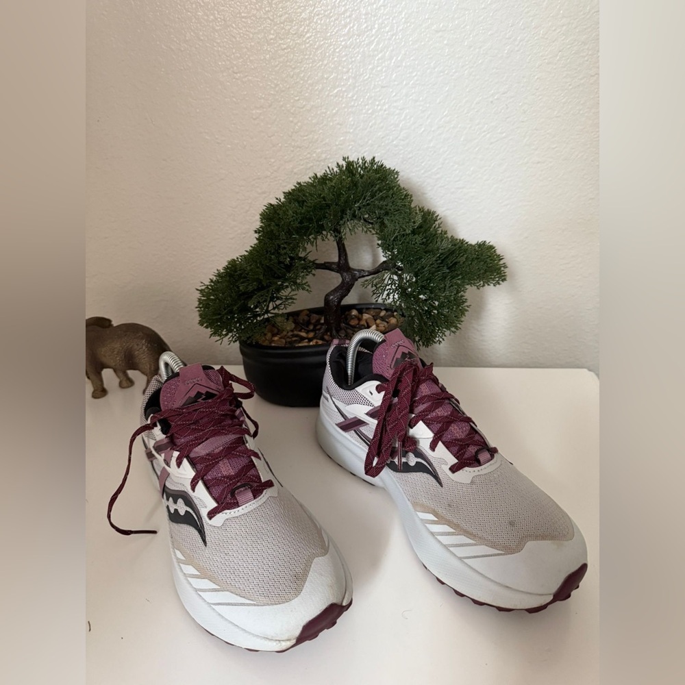 Saucony Ride 15 TR Women's Athletic Shoes in White and Burgundy - Picture 4 of 5